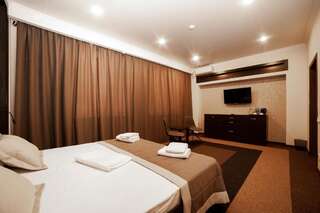 Отель Meridian Караганда Большой двухместный номер с 1 кроватью или 2 отдельными кроватями-5