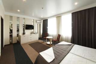 Отель Meridian Караганда Большой двухместный номер с 1 кроватью или 2 отдельными кроватями-8