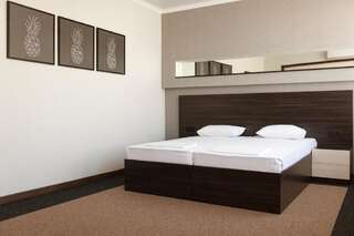 Отель Meridian Караганда Большой двухместный номер с 1 кроватью или 2 отдельными кроватями-24