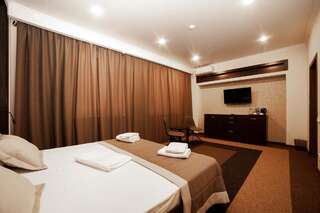 Отель Meridian Караганда Большой двухместный номер с 1 кроватью или 2 отдельными кроватями-2